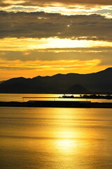 朝日が照らす陸奥湾の穏やかな海景色（青森）