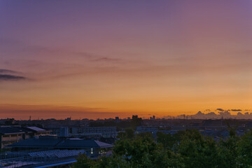 朝日　朝焼け　都会の朝日
