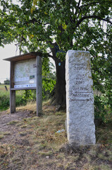 Przełęcz Pojednania - Kamienny Pomnik Zgody z napisem i strzałkami oznaczającymi lata 1787 1945 2002 w języku polskim. © Pol Badger