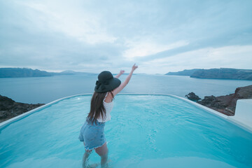 サントリーニのホテルのプール