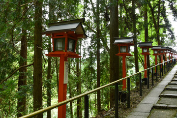秋の鞍馬寺　石段と灯籠