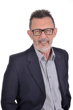 Retrato de homem com &oacute;culos e terno