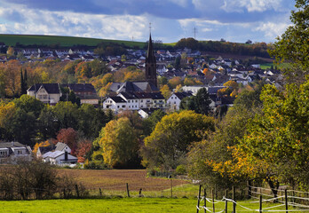 Blick auf die Gemeinde Riegelsberg mit dem Kirchturm von St. Josef nahe Saarbrücken, Saarland