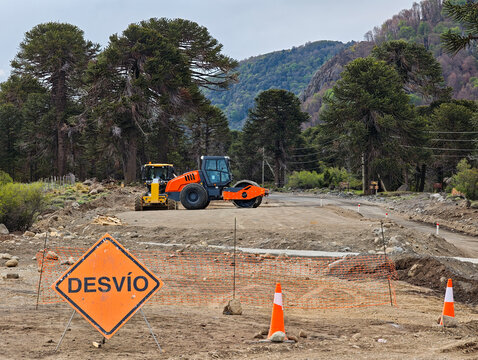 Paving of the Mamuil Malal Pass on Route 60 in Neuquen. (Sign in Spanish that says: Detour)