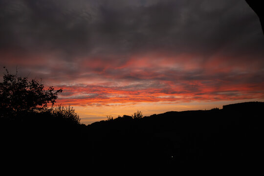 dramatischer Wolkenhimmel im Sonnenuntergang