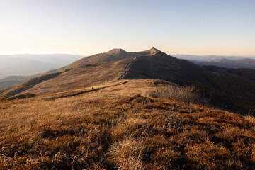 Bieszczady jesienią – widok na połoniny. The Bieszczady Mountains in autumn – view of the high mountain meadows © W Podróży do Chmur
