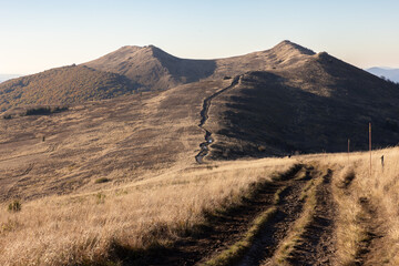 Jesienny zachód słońca nad Połoniną Wetlińską. Autumn sunset over Połonina Wetlińska.