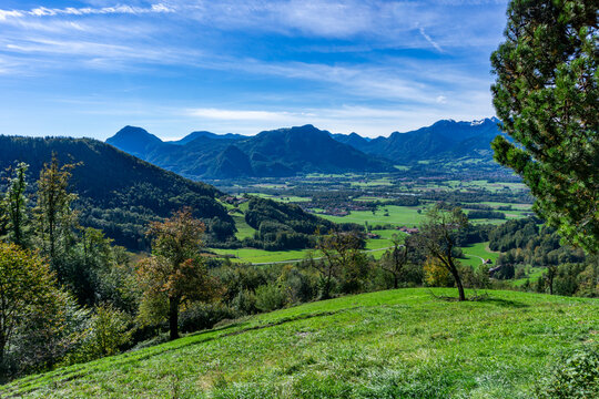 Sch&ouml;nes Bayern, Voralpen, Flachwanderung beim Dandlberg, T&ouml;rwang, Samerberg mit Blick Richtung Nussdorf und Inntal, Panorama mit Bergen