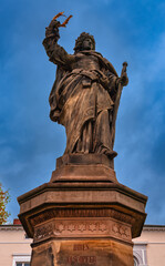 Obraz premium Denkmal auf dem Bahnhofsvorplatz in Bückeburg