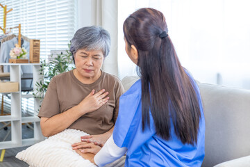 Obraz premium Caregiver assisting elderly patient experiencing chest pain during healthcare visit, offering comfort, medical support, and care empathy, focusing on diagnosis, heart symptoms seniors, blood pressure