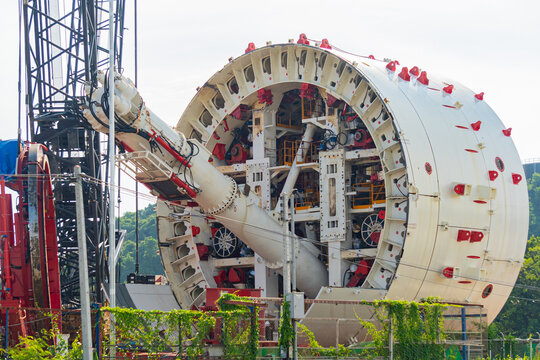 Drill head for railway tunnel boring machine