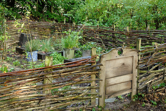 Barri&eacute;res en ajonc, Porte en bois, Potager, jardin Malik, Pl&eacute;lan le Petit, 22 , C&ocirc;tes-d'Armor, France
