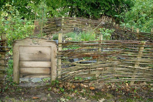 Barri&eacute;res en ajonc, Porte en bois, Potager, jardin Malik, Pl&eacute;lan le Petit, 22 , C&ocirc;tes-d'Armor, France