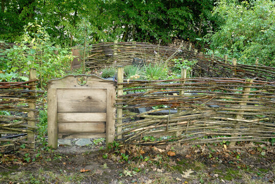 Barri&eacute;res en ajonc, Porte en bois, Potager, jardin Malik, Pl&eacute;lan le Petit, 22 , C&ocirc;tes-d'Armor, France