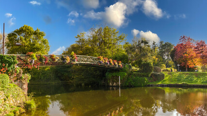 Pont pi&eacute;tonnier sur le canal de Nantes &agrave; Brest, ville de Blain.