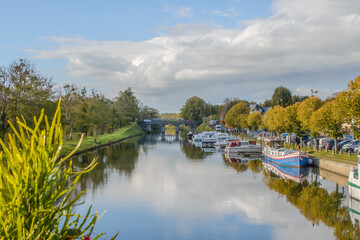 Pont sur le canal de Nantes &agrave; Brest, ville de Blain. Port de plaisance pour p&eacute;niches et bateaux.