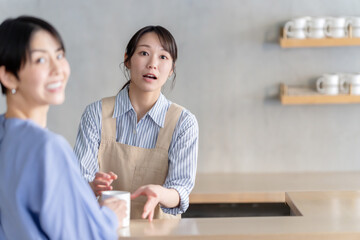 カフェ　慌てるスタッフ　女性