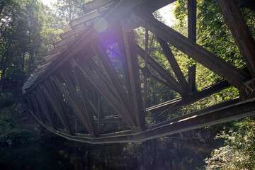 Wysadzony w czasie działań w trakcie II wojny światowej żelazny most kolejowy i tak do dziś pozostawiony © qrrr