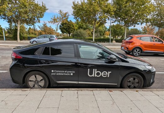 Vista lateral de un taxi Uber aparcado en una calle de Madrid, Espa&ntilde;a, 26 de octubre de 2025