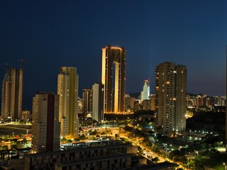 Obraz premium A stunning nighttime cityscape featuring illuminated skyscrapers and vibrant city life