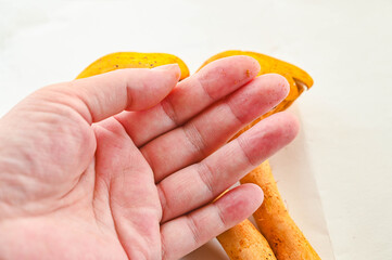 手に残る黄褐色の粉