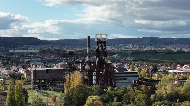 Gros plan sur le haut fourneau U4, un vestige de la sid&eacute;rurgie Lorraine, &agrave; Uckange au bord de la Moselle canalis&eacute;e . La structure en fer rouill&eacute; est entour&eacute;e d'un parc ouvert au public . 