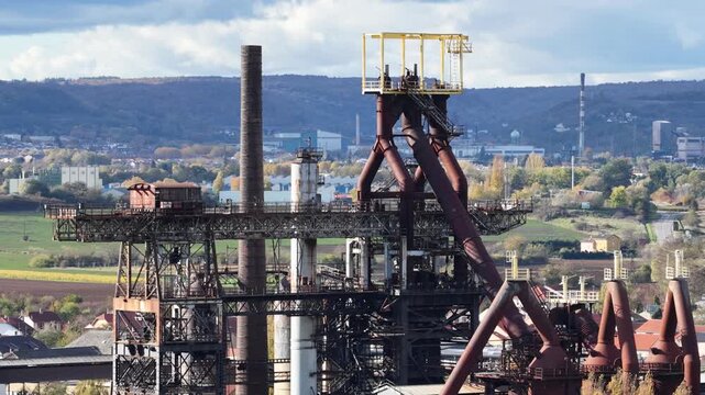 Gros plan sur le haut fourneau U4, un vestige de la sid&eacute;rurgie Lorraine, &agrave; Uckange au bord de la Moselle canalis&eacute;e . La structure en fer rouill&eacute; est entour&eacute;e d'un parc ouvert au public . 