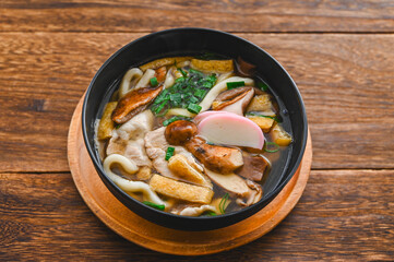 煮込み豚肉入りきのこうどん