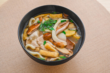 煮込み豚肉入りきのこうどん