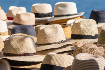 insieme di cappelli stile panama e borsalino