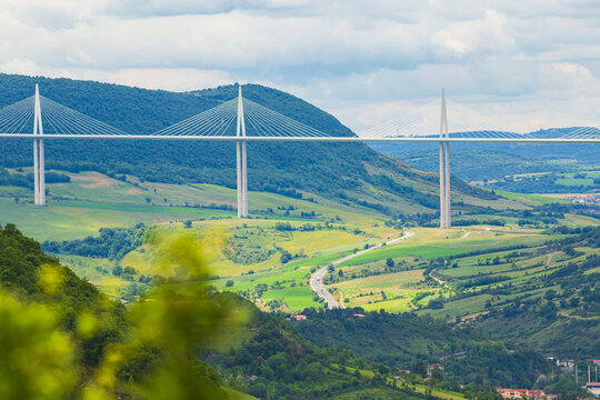 Viaduc de Millau, pont &agrave; haubans dans la vall&eacute;e du Tarn en France