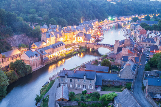 Photo au cr&eacute;puscule du port de la ville de Dinan pour le spectacle traditionnel de feux d'artifice