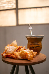 mate tradicional y pastelitos