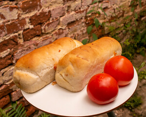 pan casero relleno y tomates