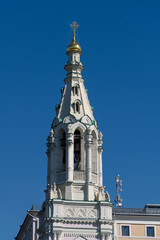 Fototapeta premium Tall Moscow church tower highlights history against a clear blue sky
