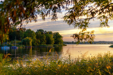 Ufer am Süßen See im Frühherbst am Abend bei untergehender Sonne