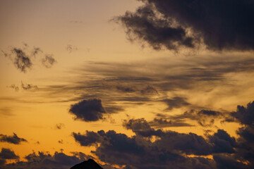 夕日に染まる幻想的なかたちの雲
