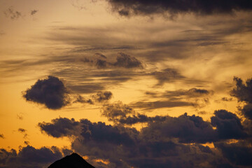 夕日に染まる幻想的なかたちの雲