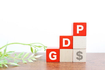 GDP上昇のイメージ。積み木とドル記号で示す経済成長。