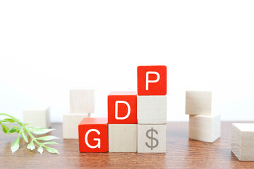 GDP上昇のイメージ。積み木とドル記号で示す経済成長。