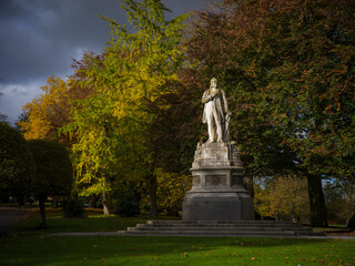 Obraz premium Bradford, West Yorkshire, England, United Kingdom, 25th October 2025, Statue of Samuel Lister in Lister Park