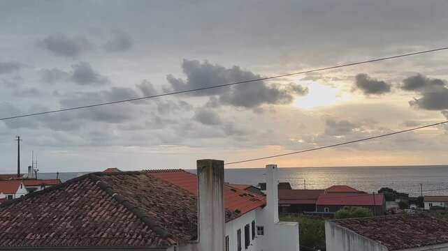 Sonnenuntergang über dem Atlantik auf der Azoreninsel Flores