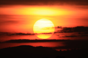 In the morning the sun is rising.