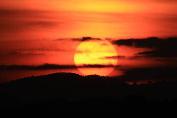 In the morning the sun is rising.