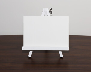 イーゼルと白いカード
