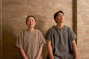 サウナをする若いカップル