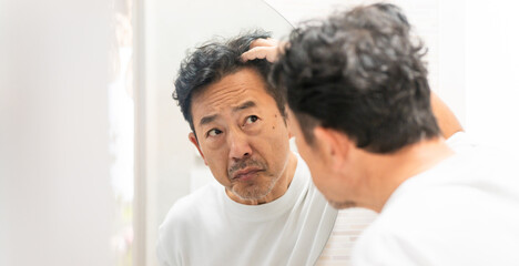 ヘアチェックをするミドル男性　ビューティーイメージ