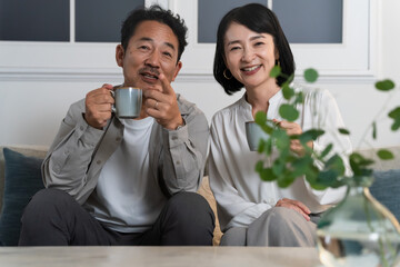 テレビを観るミドル夫婦　ライフスタイルイメージ