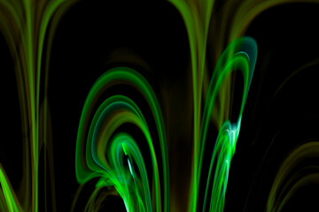 黒背景に流動的に光る緑色の光線