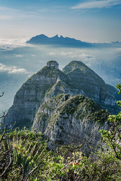 Vista desde cerro de las mitras a la ciudad de monterrey y el cerro de la silla, en la ma&ntilde;ana cielo azul